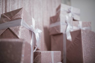 2021 yılının içinde mumlar, ampuller ve bokeh ile. Noel kutlaması için dekore edilmiş bir oda. Hediyeli Noel ağacı