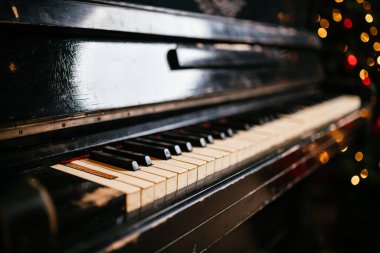 2021 yılının içinde mumlar, ampuller ve bokeh ile. Noel kutlaması için dekore edilmiş bir oda. Hediyeli Noel ağacı