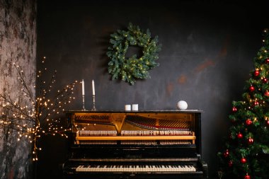 2021 yılının içinde mumlar, ampuller ve bokeh ile. Noel kutlaması için dekore edilmiş bir oda. Hediyeli Noel ağacı