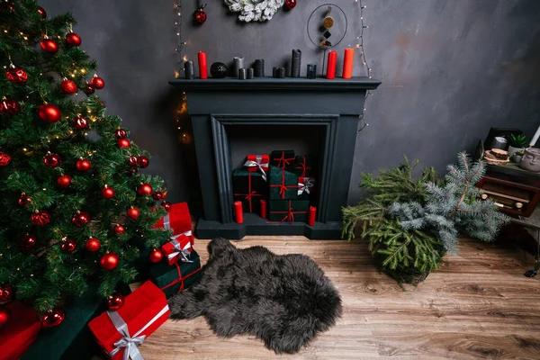 2021 yılının içinde mumlar, ampuller ve bokeh ile. Noel kutlaması için dekore edilmiş bir oda. Hediyeli Noel ağacı