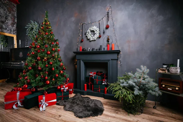 2021年农历新年 室内点缀着蜡烛 灯泡和茶壶 装饰着圣诞节庆祝活动的房间 圣诞树和礼物 — 图库照片