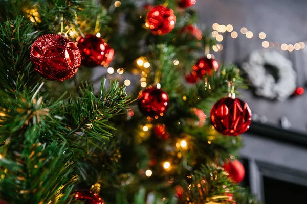 2021 yılının içinde mumlar, ampuller ve bokeh ile. Noel kutlaması için dekore edilmiş bir oda. Hediyeli Noel ağacı