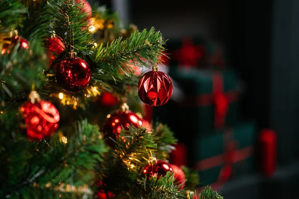 2021 yılının içinde mumlar, ampuller ve bokeh ile. Noel kutlaması için dekore edilmiş bir oda. Hediyeli Noel ağacı