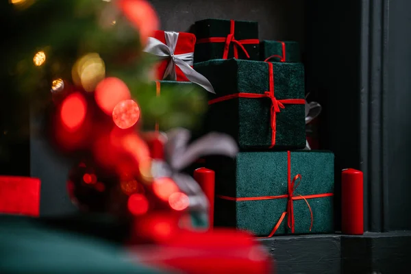 2021 yılının içinde mumlar, ampuller ve bokeh ile. Noel kutlaması için dekore edilmiş bir oda. Hediyeli Noel ağacı