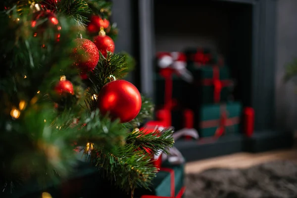 2021 yılının içinde mumlar, ampuller ve bokeh ile. Noel kutlaması için dekore edilmiş bir oda. Hediyeli Noel ağacı
