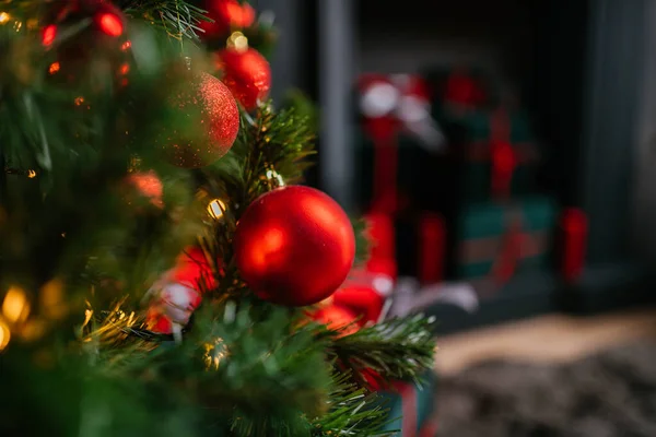 2021 yılının içinde mumlar, ampuller ve bokeh ile. Noel kutlaması için dekore edilmiş bir oda. Hediyeli Noel ağacı