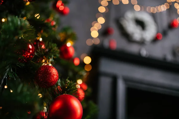 2021 yılının içinde mumlar, ampuller ve bokeh ile. Noel kutlaması için dekore edilmiş bir oda. Hediyeli Noel ağacı