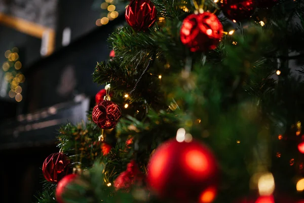 2021 yılının içinde mumlar, ampuller ve bokeh ile. Noel kutlaması için dekore edilmiş bir oda. Hediyeli Noel ağacı