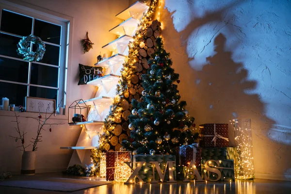 キャンドル 電球やボケと新年2021インテリア クリスマスのお祝いに飾られた部屋 プレゼント付きクリスマスツリー — ストック写真