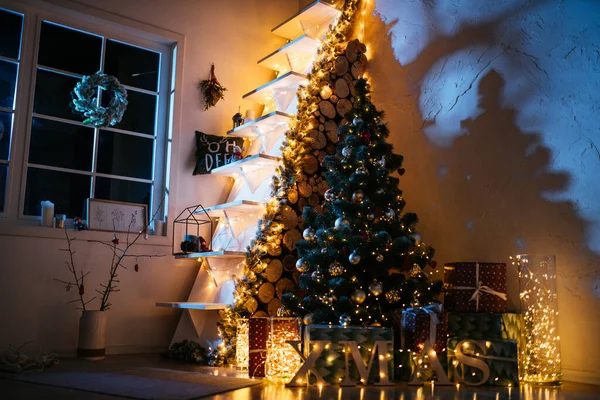 Nieuwjaar 2021 Interieur Met Kaarsen Lampen Bokeh Kamer Ingericht Kerst — Stockfoto