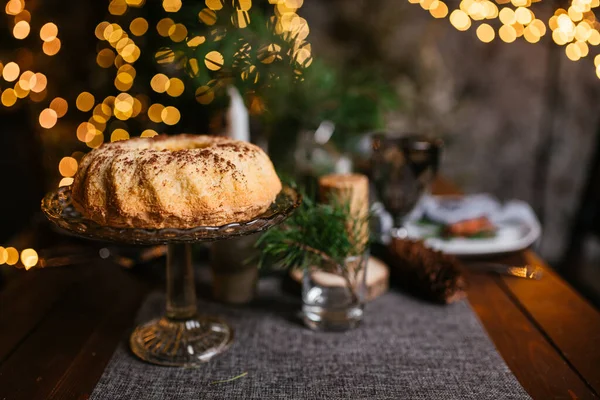 2021 yılının içinde mumlar, ampuller ve bokeh ile. Noel kutlaması için dekore edilmiş bir oda. Hediyeli Noel ağacı