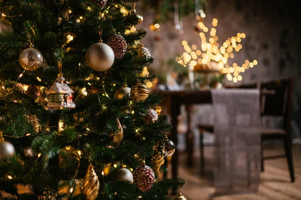 2021 yılının içinde mumlar, ampuller ve bokeh ile. Noel kutlaması için dekore edilmiş bir oda. Hediyeli Noel ağacı