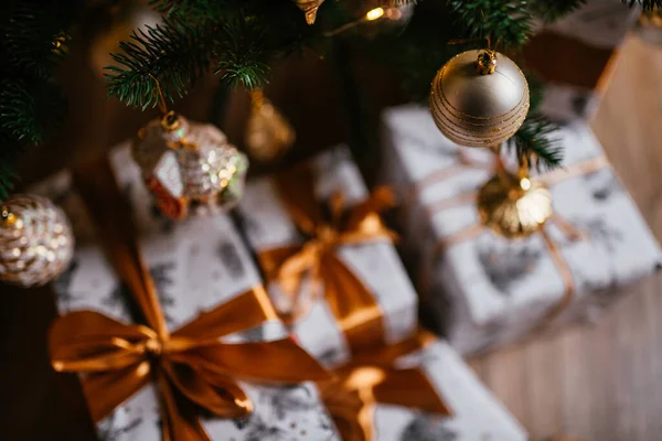 2021 yılının içinde mumlar, ampuller ve bokeh ile. Noel kutlaması için dekore edilmiş bir oda. Hediyeli Noel ağacı