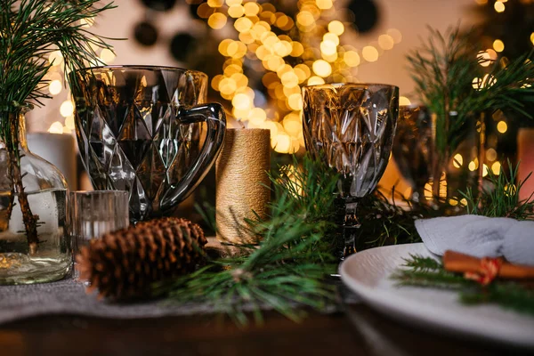 2021 yılının içinde mumlar, ampuller ve bokeh ile. Noel kutlaması için dekore edilmiş bir oda. Hediyeli Noel ağacı