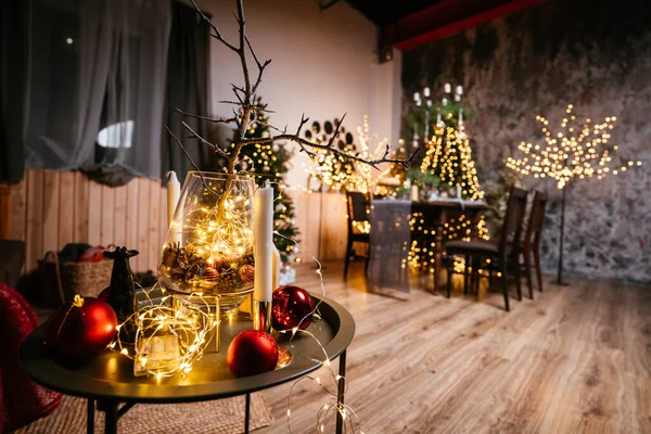 2021 yılının içinde mumlar, ampuller ve bokeh ile. Noel kutlaması için dekore edilmiş bir oda. Hediyeli Noel ağacı
