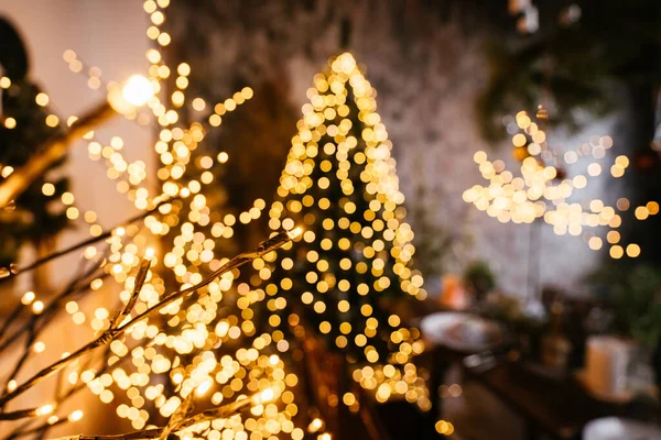 2021 yılının içinde mumlar, ampuller ve bokeh ile. Noel kutlaması için dekore edilmiş bir oda. Hediyeli Noel ağacı