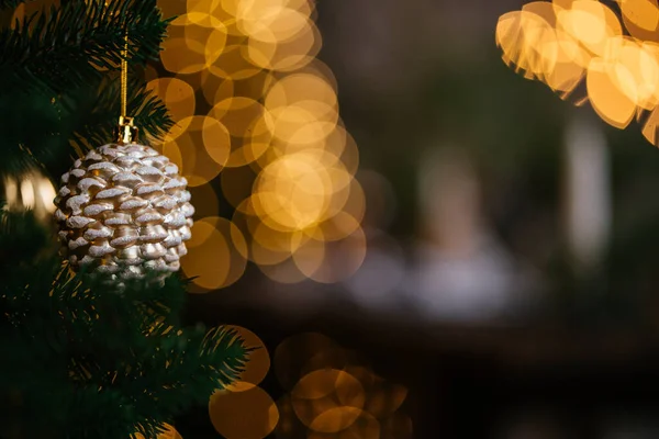 2021 yılının içinde mumlar, ampuller ve bokeh ile. Noel kutlaması için dekore edilmiş bir oda. Hediyeli Noel ağacı