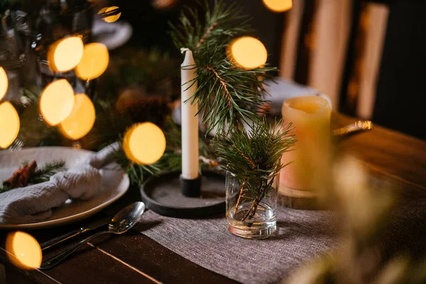 2021 yılının içinde mumlar, ampuller ve bokeh ile. Noel kutlaması için dekore edilmiş bir oda. Hediyeli Noel ağacı