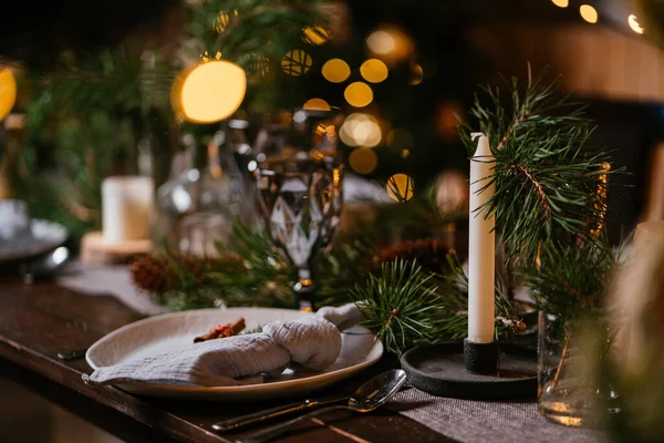 2021 yılının içinde mumlar, ampuller ve bokeh ile. Noel kutlaması için dekore edilmiş bir oda. Hediyeli Noel ağacı