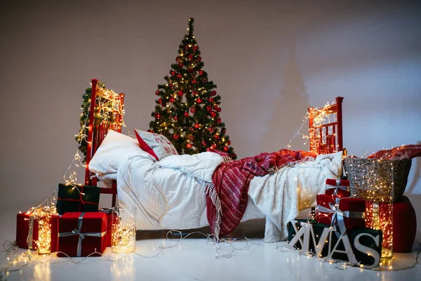 キャンドル 電球やボケと新年2021インテリア クリスマスのお祝いに飾られた部屋 プレゼント付きクリスマスツリー — ストック写真