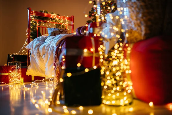 Nieuwjaar 2021 Interieur Met Kaarsen Lampen Bokeh Kamer Ingericht Kerst — Stockfoto