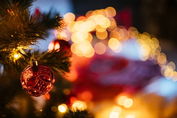 2021 yılının içinde mumlar, ampuller ve bokeh ile. Noel kutlaması için dekore edilmiş bir oda. Hediyeli Noel ağacı