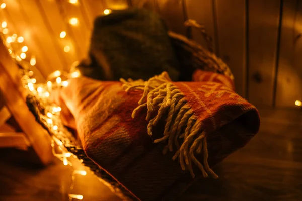 2021 yılının içinde mumlar, ampuller ve bokeh ile. Noel kutlaması için dekore edilmiş bir oda. Hediyeli Noel ağacı