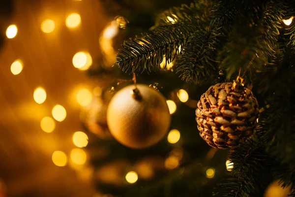 2021 yılının içinde mumlar, ampuller ve bokeh ile. Noel kutlaması için dekore edilmiş bir oda. Hediyeli Noel ağacı