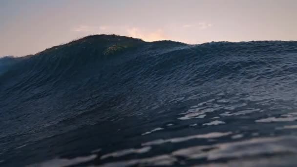 Rallentatore Sott Acqua Massive Onde Turchesi Infrangono Sulla Macchina Fotografica — Video Stock