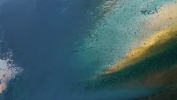 Lambat Gerak Bawah Air Massive Turquoise Gelombang Barel Istirahat Atas — Stok Video