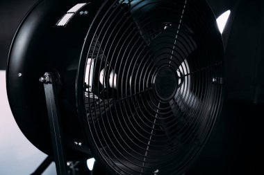 Kristal Beyaz oda siklonaması. Tam bir kara siklonama. Profesyonel ekipmanlı modern fotoğraf stüdyosu. Işık ekipmanlı boş fotoğraf stüdyosu. Yönetmen prodüksiyon koltuğuyla modern fotoğraf stüdyosunun içi..