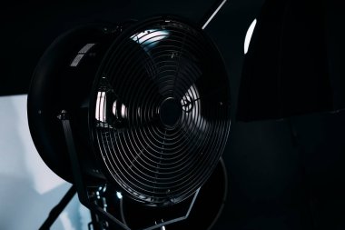 Kristal Beyaz oda siklonaması. Tam bir kara siklonama. Profesyonel ekipmanlı modern fotoğraf stüdyosu. Işık ekipmanlı boş fotoğraf stüdyosu. Yönetmen prodüksiyon koltuğuyla modern fotoğraf stüdyosunun içi..