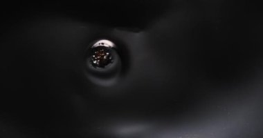Eski film şeridi köpükle yanar. Plastik yanan baloncuklar 35 mm 'lik eski film şeridini yakar. Yanan baloncuklar izole edilir. Klasik film makarası, sinematik retro etkisi.