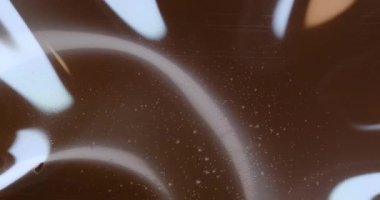 Eski film şeridi köpükle yanar. Plastik yanan baloncuklar 35 mm 'lik eski film şeridini yakar. Yanan baloncuklar izole edilir. Klasik film makarası, sinematik retro etkisi.