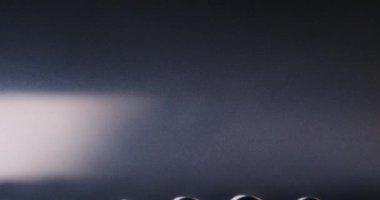 Eski film şeridi köpükle yanar. Plastik yanan baloncuklar 35 mm 'lik eski film şeridini yakar. Yanan baloncuklar izole edilir. Klasik film makarası, sinematik retro etkisi.