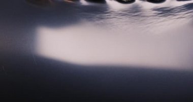 Eski film şeridi köpükle yanar. Plastik yanan baloncuklar 35 mm 'lik eski film şeridini yakar. Yanan baloncuklar izole edilir. Klasik film makarası, sinematik retro etkisi.