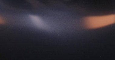 Eski film şeridi köpükle yanar. Plastik yanan baloncuklar 35 mm 'lik eski film şeridini yakar. Yanan baloncuklar izole edilir. Klasik film makarası, sinematik retro etkisi.