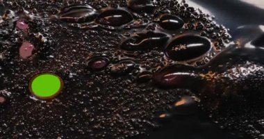 Eski film şeridi köpükle yanar. Plastik yanan baloncuklar 35 mm 'lik eski film şeridini yakar. Yanan baloncuklar izole edilir. Klasik film makarası, sinematik retro etkisi.