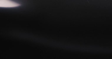 Eski film şeridi köpükle yanar. Plastik yanan baloncuklar 35 mm 'lik eski film şeridini yakar. Yanan baloncuklar izole edilir. Klasik film makarası, sinematik retro etkisi.