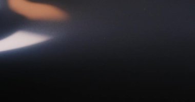 Eski film şeridi köpükle yanar. Plastik yanan baloncuklar 35 mm 'lik eski film şeridini yakar. Yanan baloncuklar izole edilir. Klasik film makarası, sinematik retro etkisi.