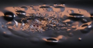 Eski film şeridi köpükle yanar. Plastik yanan baloncuklar 35 mm 'lik eski film şeridini yakar. Yanan baloncuklar izole edilir. Klasik film makarası, sinematik retro etkisi.