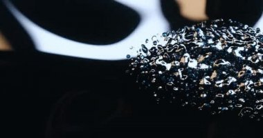 Eski film şeridi köpükle yanar. Plastik yanan baloncuklar 35 mm 'lik eski film şeridini yakar. Yanan baloncuklar izole edilir. Klasik film makarası, sinematik retro etkisi.