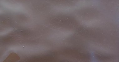 Eski film şeridi köpükle yanar. Plastik yanan baloncuklar 35 mm 'lik eski film şeridini yakar. Yanan baloncuklar izole edilir. Klasik film makarası, sinematik retro etkisi.