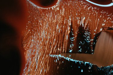 Eski film şeridi köpükle yanar. Plastik yanan baloncuklar 35 mm 'lik eski film şeridini yakar. Yanan baloncuklar izole edilir. Klasik film makarası, sinematik retro etkisi.