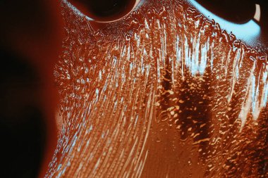 Eski film şeridi köpükle yanar. Plastik yanan baloncuklar 35 mm 'lik eski film şeridini yakar. Yanan baloncuklar izole edilir. Klasik film makarası, sinematik retro etkisi.