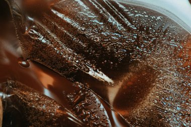 Eski film şeridi köpükle yanar. Plastik yanan baloncuklar 35 mm 'lik eski film şeridini yakar. Yanan baloncuklar izole edilir. Klasik film makarası, sinematik retro etkisi.