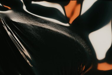 Eski film şeridi köpükle yanar. Plastik yanan baloncuklar 35 mm 'lik eski film şeridini yakar. Yanan baloncuklar izole edilir. Klasik film makarası, sinematik retro etkisi.