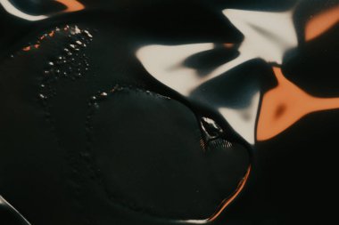 Eski film şeridi köpükle yanar. Plastik yanan baloncuklar 35 mm 'lik eski film şeridini yakar. Yanan baloncuklar izole edilir. Klasik film makarası, sinematik retro etkisi.