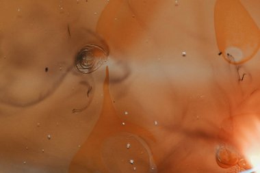 Eski film şeridi köpükle yanar. Plastik yanan baloncuklar 35 mm 'lik eski film şeridini yakar. Yanan baloncuklar izole edilir. Klasik film makarası, sinematik retro etkisi.