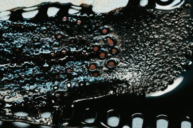 Eski film şeridi köpükle yanar. Plastik yanan baloncuklar 35 mm 'lik eski film şeridini yakar. Yanan baloncuklar izole edilir. Klasik film makarası, sinematik retro etkisi.